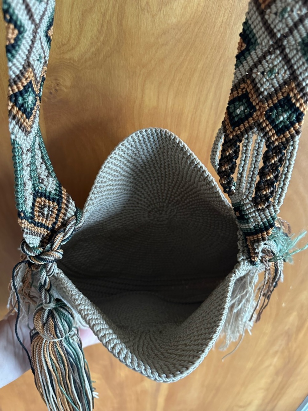 Handwoven Round Fringe Shoulder Bag in Natural Wayuu inspired - Picture 3 of 5